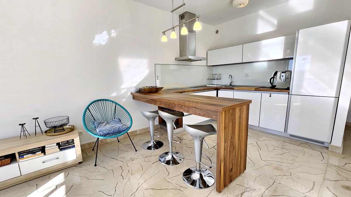 Prostoren dvosobni stan z odprtim pogledom na morje – Trogir, Balan